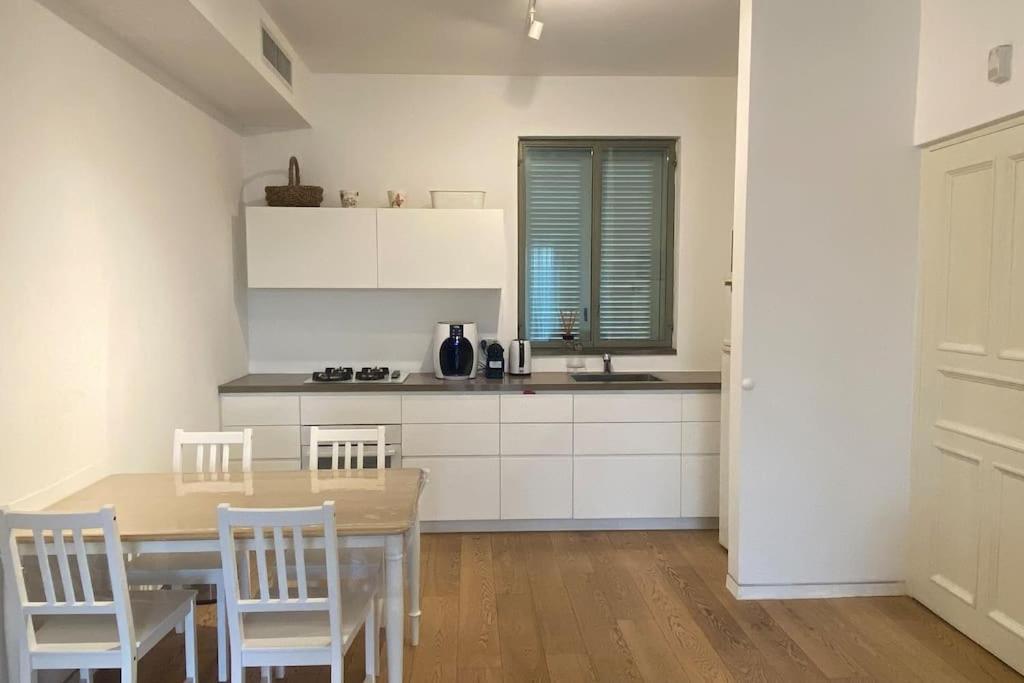 Laura Compound- Authentic 1 Bedroom Charming & Specious 텔아비브 외부 사진