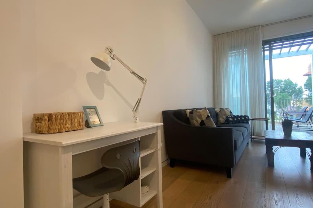 Laura Compound- Authentic 1 Bedroom Charming & Specious 텔아비브 외부 사진