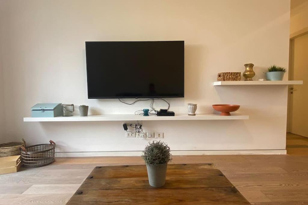 Laura Compound- Authentic 1 Bedroom Charming & Specious 텔아비브 외부 사진