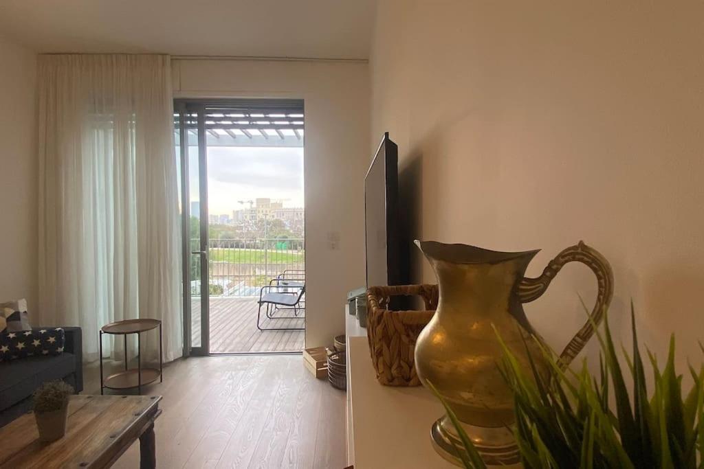 Laura Compound- Authentic 1 Bedroom Charming & Specious 텔아비브 외부 사진
