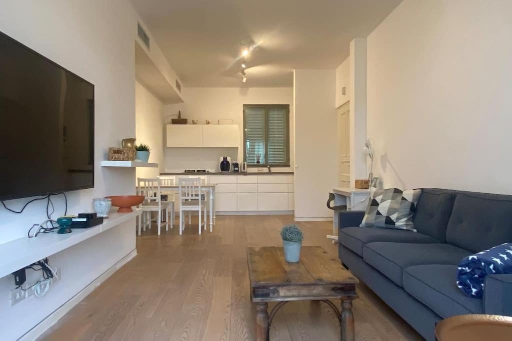 Laura Compound- Authentic 1 Bedroom Charming & Specious 텔아비브 외부 사진